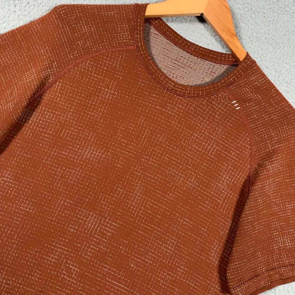 Lululemon Metal Vent Tech T-Shirt Men's Large L Orange Short Sleeve Athletic Tee